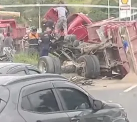 Vídeo: caminhão tomba e fecha pista na RJ-106