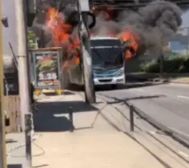 Vídeo: ônibus pega fogo no Rio após pane elétrica