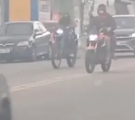 Vídeo: suspeitos em motos assustam motoristas em São Gonçalo