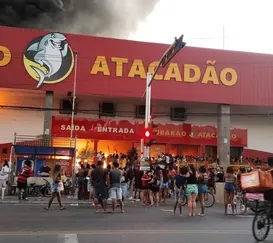 Vídeos: incêndio de grandes proporções atinge Atacadão