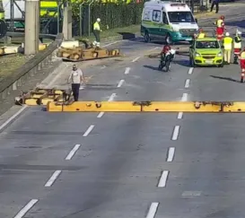 Vigas caem de caminhão e causam retenção na Ponte