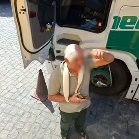 Caminhoneiro é brutalmente agredido em posto de combustíveis; vídeo