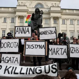 Europa vota para facilitar mulheres o acesso ao aborto