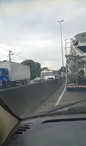 Imagem ilustrativa da imagem Acidente entre caminhão e moto deixa feridos na RJ-104, em São Gonçalo; vídeo