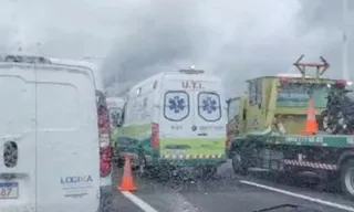 Imagem ilustrativa da imagem Acidente entre caminhão e van interdita Ponte Rio-Niterói