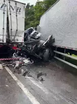 Imagem ilustrativa da imagem Acidente entre caminhões deixa ferido na BR-101