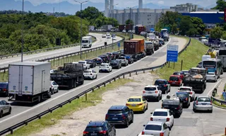 Imagem ilustrativa da imagem Acidente provoca megaengarrafamento na BR-101