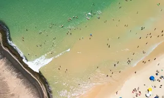 Imagem ilustrativa da imagem Água cristalina vira atração nas praias de Niterói