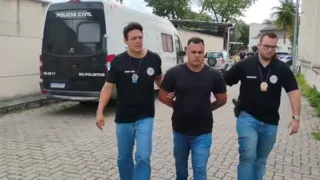 Imagem ilustrativa da imagem Após atirar em entregador, policial penal se entrega no Rio; vídeo