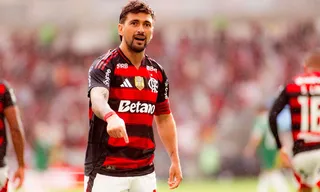 Imagem ilustrativa da imagem Arrascaeta sofre tentativa de assalto ao sair do Maracanã