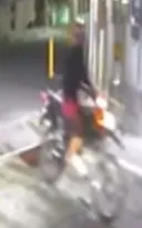 Imagem ilustrativa da imagem Assaltante de moto invade condomínio e faz vítimas em São Gonçalo