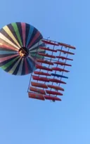 Imagem ilustrativa da imagem Balão solta paraquedas com caixas e intrigam moradores de Niterói; vídeo