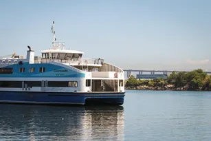 Imagem ilustrativa da imagem Barca faz parada de emergência para resgate de passageiro