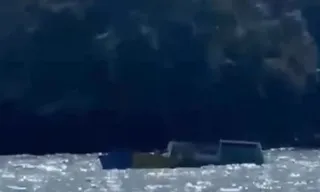 Imagem ilustrativa da imagem Barco com pescadores afunda em praia da Região dos Lagos; vídeo