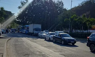 Imagem ilustrativa da imagem Batida entre carros para RJ-104 entre Niterói e São Gonçalo