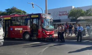 Imagem ilustrativa da imagem Batida entre ônibus e moto complica trânsito em Niterói
