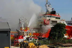 Imagem ilustrativa da imagem Bombeiros divulgam imagens exclusivas do combate ao fogo em navio em Niterói