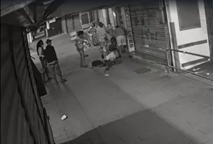 Imagem ilustrativa da imagem Câmera flagra agressão a homem em situação de rua no Centro de Niterói