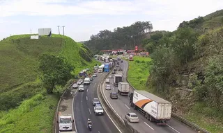 Imagem ilustrativa da imagem Caminhão de abacaxi tomba e complica trânsito na BR-116