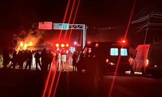 Imagem ilustrativa da imagem Caminhão explode após colisão com carro na BR-101