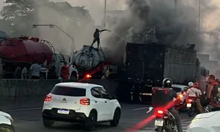 Imagem ilustrativa da imagem Caminhão pega fogo e interdita pista da Avenida Brasil
