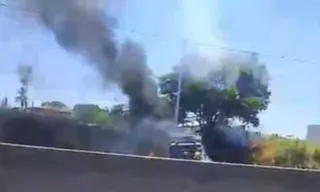Imagem ilustrativa da imagem Caminhão tomba e pega fogo na BR-101, em São Gonçalo