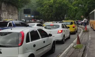 Imagem ilustrativa da imagem Caos no Rio: Rebouças fecha após fogo em ônibus e trânsito dá um nó