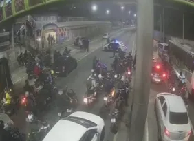 Imagem ilustrativa da imagem Caos no Rio: tiroteio fecha Avenida Brasil e Linha Vermelha