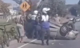 Imagem ilustrativa da imagem Capotamento na RJ-104 deixa feridos em SG; vídeo