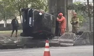 Imagem ilustrativa da imagem Capotamento no Centro de Niterói deixa dois feridos; vídeo