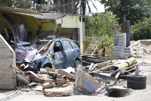 Imagem ilustrativa da imagem Carreta desgovernada provoca destruição em Maricá: 'Não sei o que fazer'