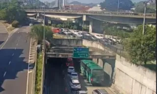 Imagem ilustrativa da imagem Carreta enguiçada em Mergulhão dá nó no trânsito de Niterói