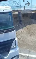 Imagem ilustrativa da imagem Carreta tomba e duas faixas da BR-101 ficam interditadas