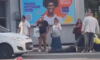 Imagem ilustrativa da imagem Carro atinge pedestre em cruzamento de Niterói; vídeo