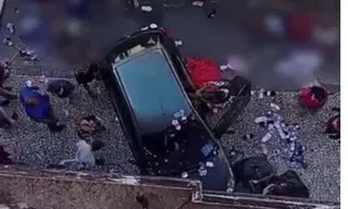 Imagem ilustrativa da imagem Carro atropela pedestres e invade loja no Centro do Rio; vídeo