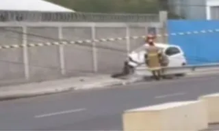 Imagem ilustrativa da imagem Carro bate em poste e causa estragos em Niterói; um ferido