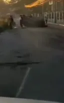 Imagem ilustrativa da imagem Carro capota ao atingir grade de cemitério na RJ-104 em SG; vídeo