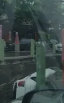Imagem ilustrativa da imagem Carro capota e cai dentro de valão em São Gonçalo; vídeo