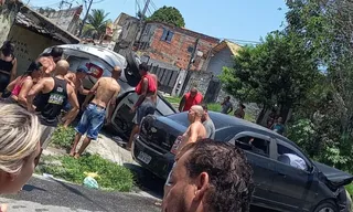 Imagem ilustrativa da imagem Carro capota em São Gonçalo e deixa jovem ferida