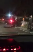 Imagem ilustrativa da imagem Carro capota na RJ-104, em Niterói; vídeo
