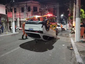 Imagem ilustrativa da imagem Carro capota perto de faculdade e deixa ferida em Niterói