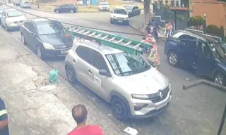 Imagem ilustrativa da imagem Carro com duas crianças é levado em assalto no Rio; vídeo