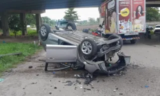 Imagem ilustrativa da imagem Carro despenca da Linha Vermelha na Baixada; vídeo