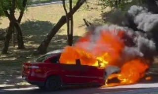 Imagem ilustrativa da imagem Carro é consumido pelas chamas em Niterói; vídeo