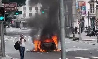 Imagem ilustrativa da imagem Carro em chamas assusta no Centro do Rio; vídeo