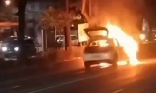 Imagem ilustrativa da imagem Carro em chamas complica trânsito na Alameda, em Niterói; vídeo