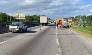 Imagem ilustrativa da imagem Carro pega fogo e complica trânsito na BR-101 em São Gonçalo