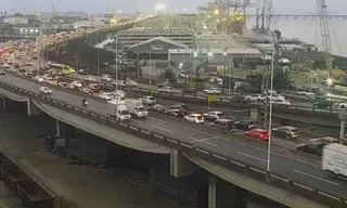 Imagem ilustrativa da imagem Carro pega fogo na Ponte e causa lentidão no trânsito