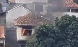Imagem ilustrativa da imagem Casa pega fogo na Zona Sul de Niterói; veja vídeo
