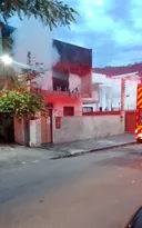 Imagem ilustrativa da imagem Casa pega fogo na Zona Sul de Niterói: vídeo